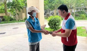 霞山区港南社区工会驿站开展送清凉活动