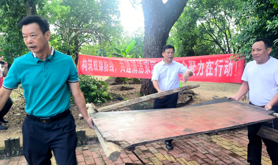 麻章区总工会组织开展三佰洋村人居环境整治集中攻坚行动