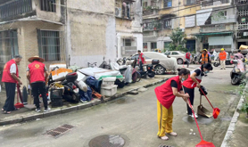 霞山区新园街道麻登社区工会驿站开展“爱卫灭蚊”活动