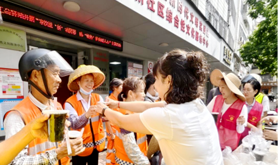 霞山区建新社区工会驿站开展夏日送清凉、防蚊护健康工作