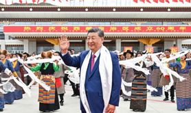 习近平率中央代表团抵达拉萨出席西藏自治区成立60周年庆祝活动