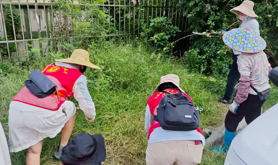 霞山区保利社区工会驿站开展“冷巷清理”爱国卫生运动