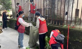 霞山区海港社区工会驿站开展人居环境整治专项行动