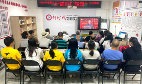 霞山区海港社区工会驿站组织干部职工观看阅兵仪式