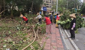 霞山区保利社区工会驿站开展“夏日送清凉 清洁万家行”活动