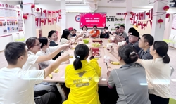 霞山区新村场社区工会驿站开展谜趣茶话会慰问活动
