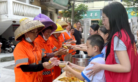 霞山区海港社区工会驿站开展“迎中秋·庆国庆”主题关怀活动