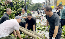 湛江市总工会组织职工志愿者开展救灾复产行动