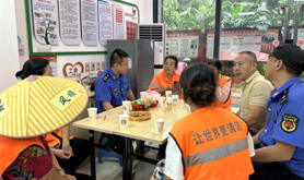 霞山区新园街道银苑社区工会驿站开展慰问户外工作者活动