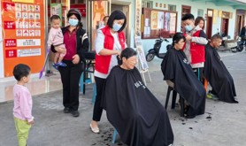 坡头区南调街道海盛社区工会驿站开展“爱心义剪”活动