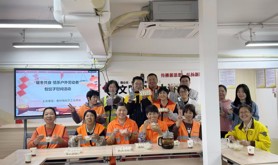 新村场社区工会驿站开展“暖冬共食 情系户外劳动者”包饺子慰问活动