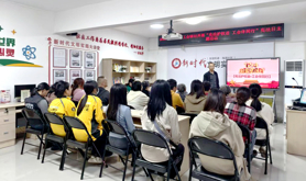 霞山区海港社区工会驿站开展“宪法护权益 工会伴同行”主题活动