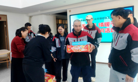 霞山区解放街道工会文体社区工会驿站开展暖冬慰问活动