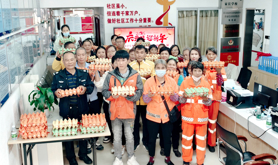 霞山区海港社区工会驿站开展“情暖冬至 爱暖一线”主题活动