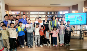 霞山区东新街道办事处工会驿站联合新华书店开展户外劳动者亲子读书观影慰问活动