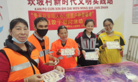 霞山区建设社区和坎坡村工会驿站分别开展包饺子慰问活动