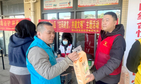 霞山区友谊街道港南社区工会驿站开展“扫码建言·共建文明”主题活动