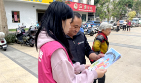 霞山区海港社区工会驿站开展春节前交通安全宣传游园活动