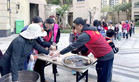 霞山区友谊街道保利社区工会驿站开展“腊八送温暖”主题活动