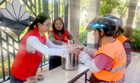 霞山区海港社区工会驿站携手原汇花园开展送粥慰问活动