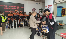 霞山区新园南社区工会驿站开展“书送春联”慰问活动