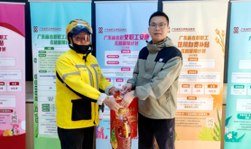 霞山区友谊街道友谊社区工会驿站开展新就业形态劳动者慰问活动