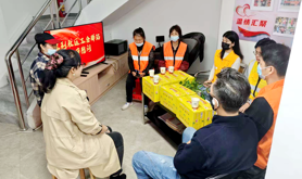 霞山区友谊街道保利社区工会驿站开展春节慰问主题活动