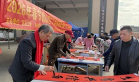 霞山区总工会开展“工会送春联 情暖千万家”书法公益活动