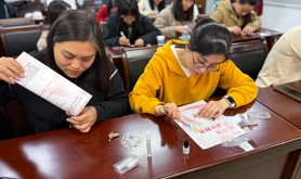 霞山区解放街道民治社区工会驿站开展非遗螺钿手作体验活动