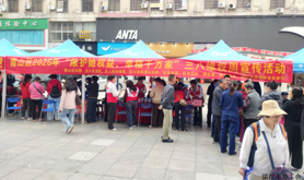 霞山区总工会开展“三八”妇女维权周主题普法宣传活动