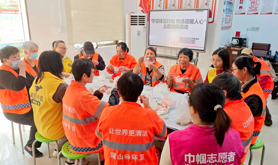 霞山区解放西社区工会驿站开展学雷锋慰问活动