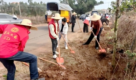 徐闻县总工会到城北乡参加“植绿护绿，共建美好家园”植树活动