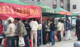 坡头区总工会开展《中华人民共和国工会法》宣传活动