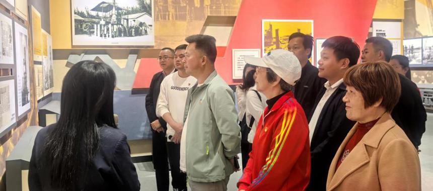 湛江市困难职工帮扶中心开展党建暨“三八”党日活动