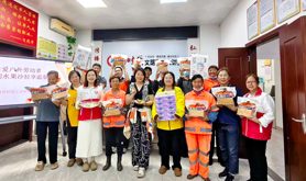 霞山区多个社区工会驿站同步开展“关爱户外劳动者·自制水果沙拉享温馨”主题活动