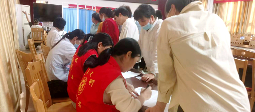 坡头区总工会联合区妇幼保健院开展“两癌”免费筛查服务活动