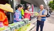 霞山区建新社区工会驿站开展“酷暑送清凉·聚力新业态”关爱主题活动
