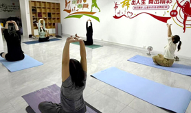 ​霞山区友谊街道工会开展瑜伽健身活动