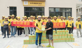 霞山区东新街道办事处工会驿站开展关爱户外劳动者活动