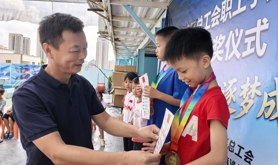麻章区举办职工子女暑期游泳培训班结业汇演