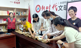 霞山区海港社区工会驿站开展七夕手作香包活动