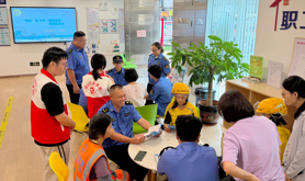 霞山区新村场社区工会驿站开展夏日送清凉慰问活动