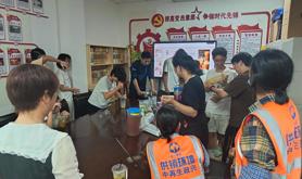 霞山区解放街道民享西二社区工会驿站开展柠檬茶亲子手工制作活动