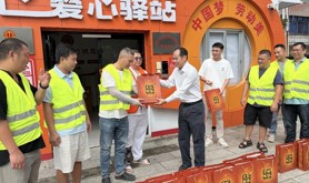 廉江市总工会开展中秋关爱慰问户外劳动者活动