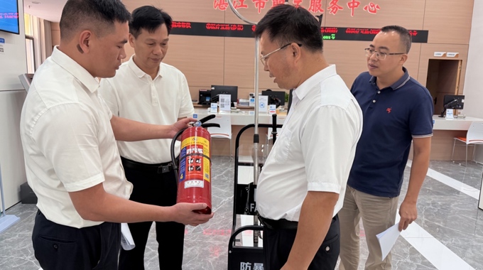 湛江市总工会领导到市职工服务中心开展中秋国庆安全检查工作